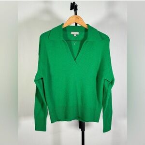 A collared V-neck sweater and super soft yarn